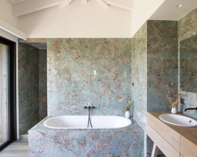 Plage de Cala Rossa, Villa 6 chambres, pied dans l&rsquo;eau, piscine, vue mer, plage à pied