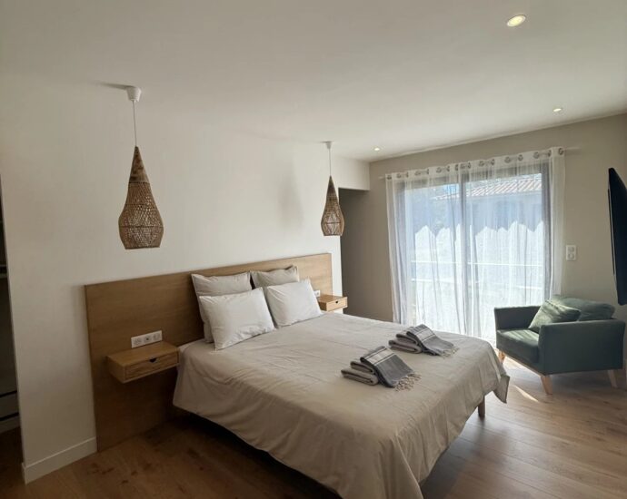 Lecci, Villa contemporaine de plain-pied, vue dégagée, piscine, spa, proche plage