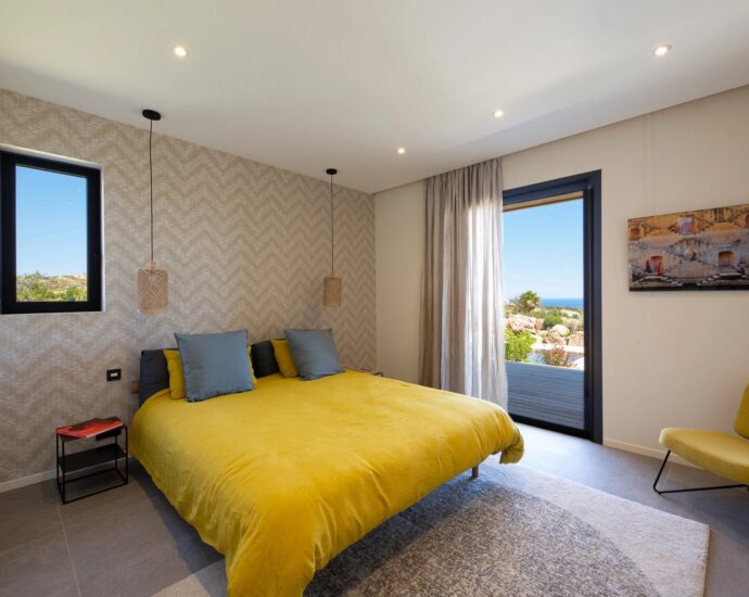 Bonifacio, 6 bedroom villa, panoramic sea view, swimming pool, close to the beach