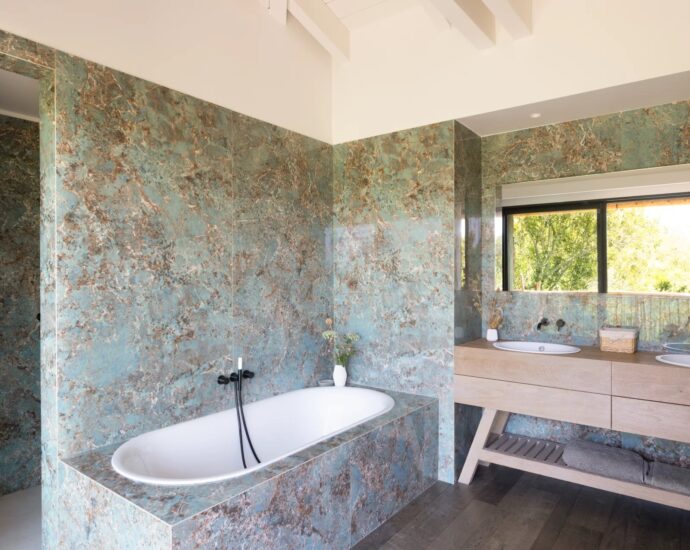 Plage de Cala Rossa, Villa 6 chambres, pied dans l&rsquo;eau, piscine, vue mer, plage à pied