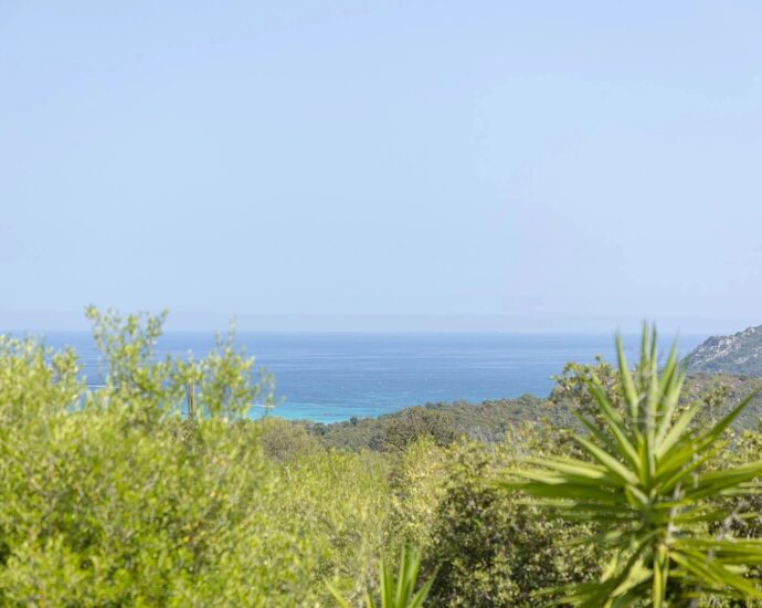 Porto-Vecchio, Santa Giulia, villa d&rsquo;architecte, 4 chambres, piscine, vue mer, proche plage