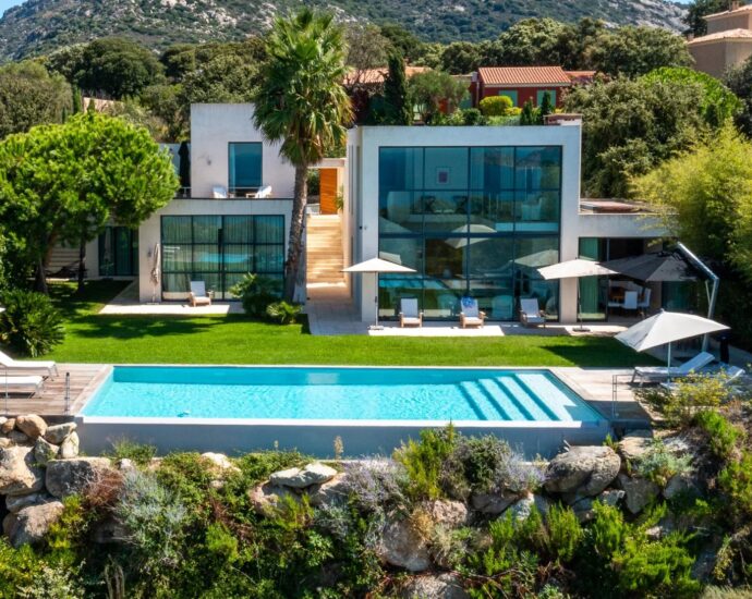 Baie de Calvi, Villa d&rsquo;architecte pour 10 personnes, vue mer panoramique, piscine, proche des plages.