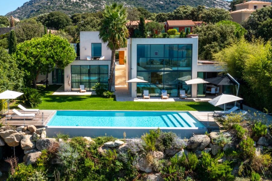 Baie de Calvi, Villa d&rsquo;architecte pour 10 personnes, vue mer panoramique, piscine, proche des plages.