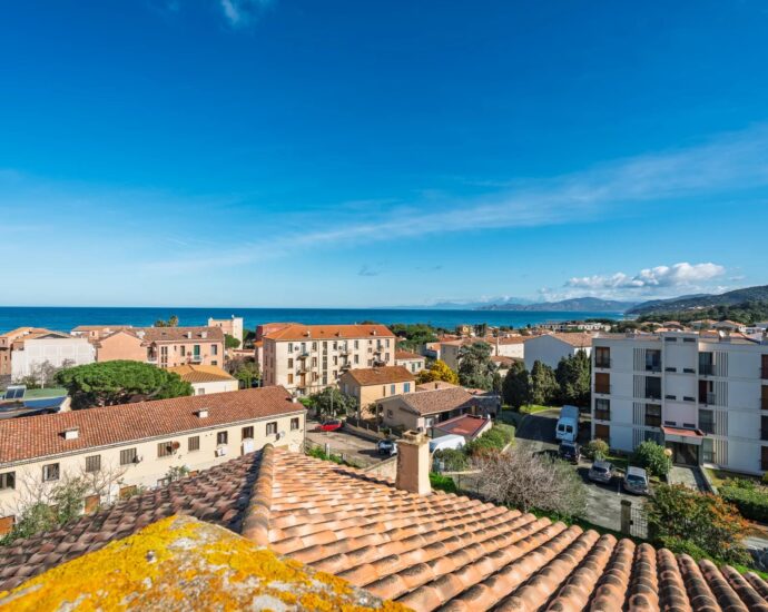 L’Île-Rousse, Town Centre, Manor House to renovate, 10 Bedrooms, Sea view, Walking distance to the beach