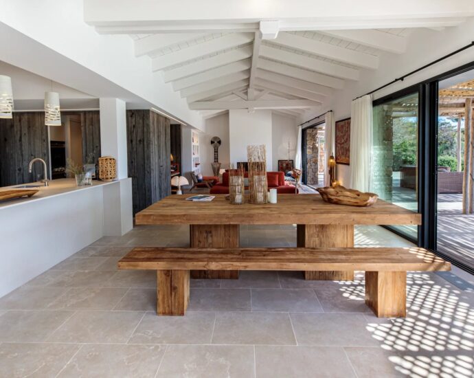 Plage de Cala Rossa, Villa 6 chambres, pied dans l&rsquo;eau, piscine, vue mer, plage à pied