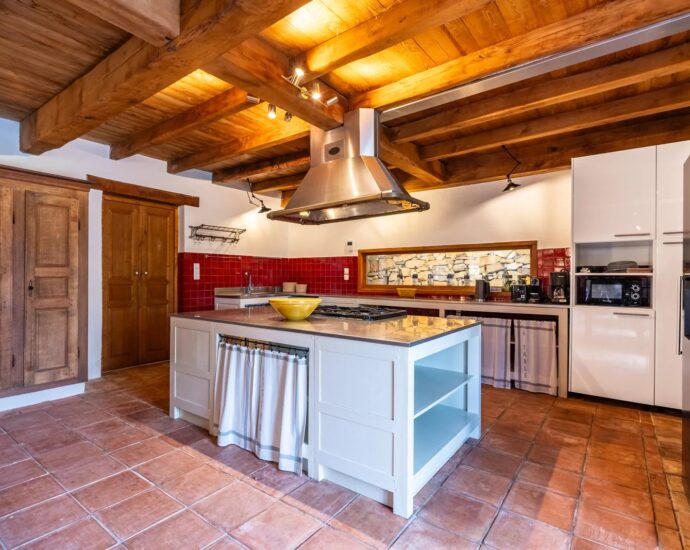 Saint-Florent, villa en pierres, 5 chambres, parc arboré avec piscine, proche plage