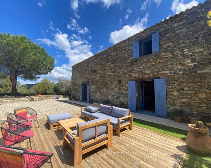 Saint-Florent, villa en pierres, 5 chambres, parc arboré avec piscine, proche plage