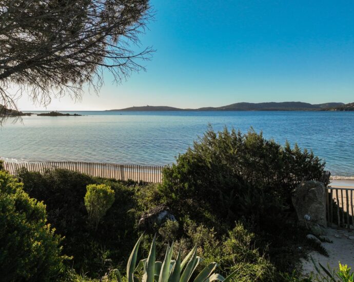 Plage de Cala Rossa, Villa 6 chambres, pied dans l&rsquo;eau, piscine, vue mer, plage à pied