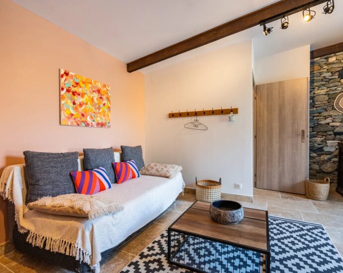 Saint-Florent, villa en pierres, 5 chambres, parc arboré avec piscine, proche plage