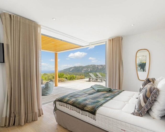 Porto-Vecchio, Santa Giulia, villa d&rsquo;architecte, 4 chambres, piscine, vue mer, proche plage