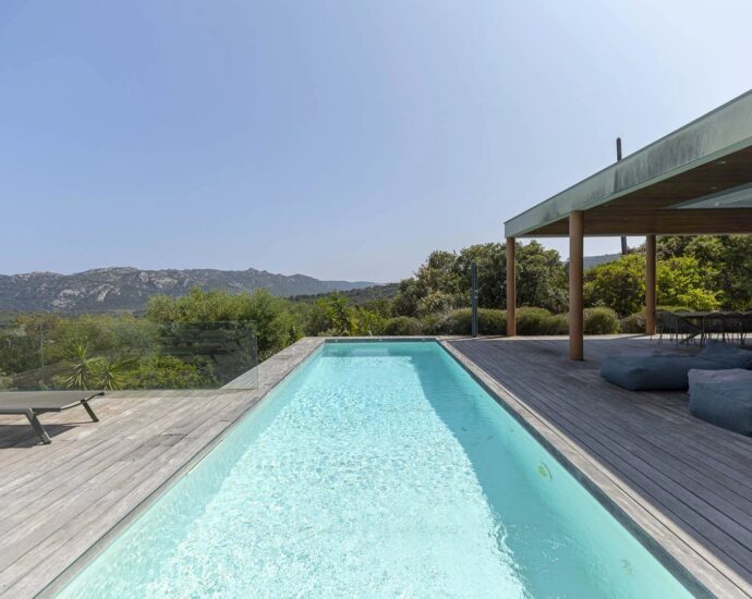 Porto-Vecchio, Santa Giulia, villa d&rsquo;architecte, 4 chambres, piscine, vue mer, proche plage