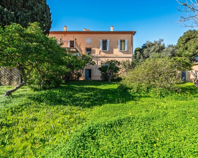 L’Île-Rousse, Town Centre, Manor House to renovate, 10 Bedrooms, Sea view, Walking distance to the beach