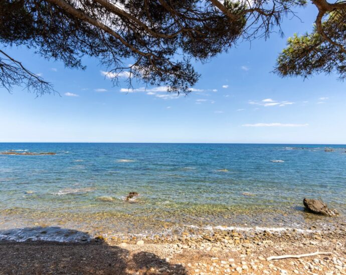 OFF MARKET, Exclusivité, Pied dans l&rsquo;eau, Vue mer