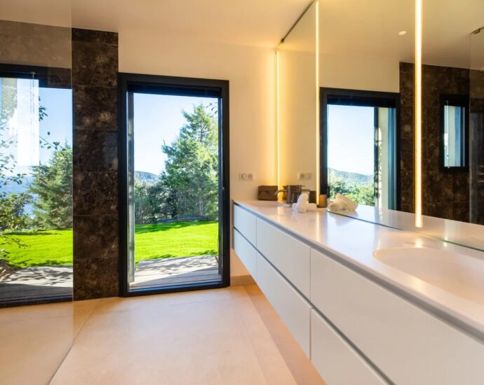 Palombaggia, 6 bedroom villa, swimming pool, panoramic sea view, close to the beach