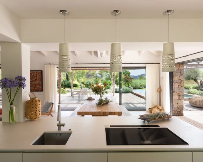 Plage de Cala Rossa, Villa 6 chambres, pied dans l&rsquo;eau, piscine, vue mer, plage à pied