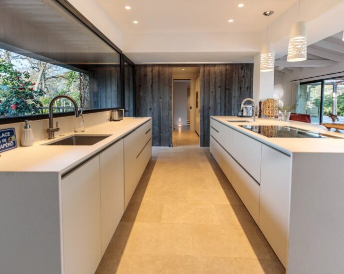 Plage de Cala Rossa, Villa 6 chambres, pied dans l&rsquo;eau, piscine, vue mer, plage à pied