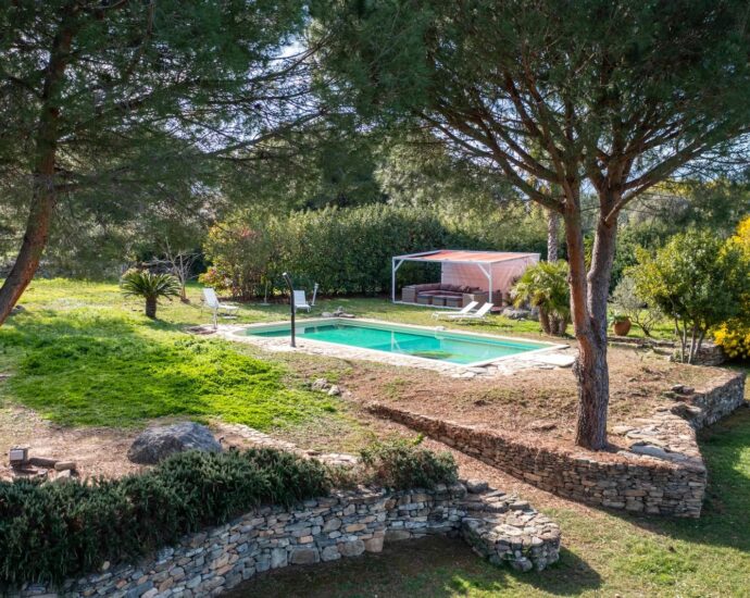 Saint-Florent, villa en pierres, 5 chambres, parc arboré avec piscine, proche plage