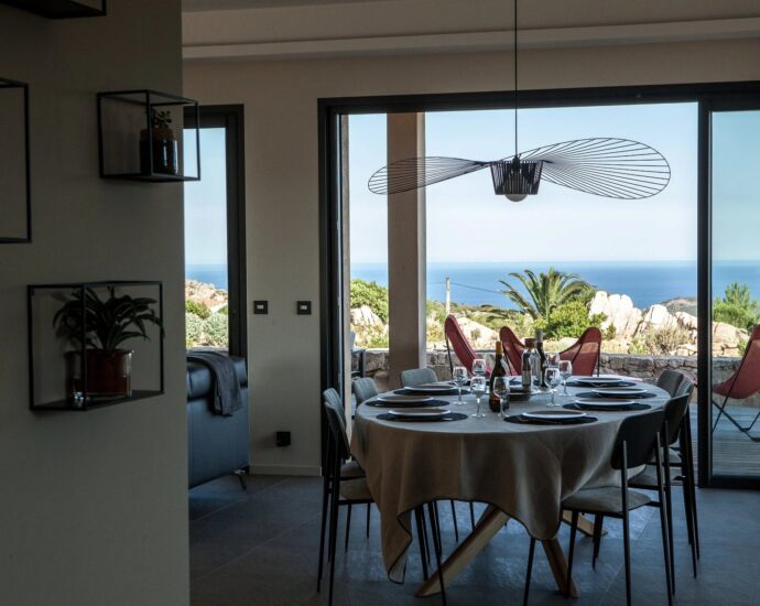 Bonifacio, 6 bedroom villa, panoramic sea view, swimming pool, close to the beach