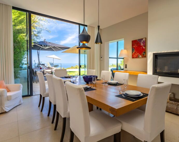 Baie de Calvi, Villa d&rsquo;architecte pour 10 personnes, vue mer panoramique, piscine, proche des plages.