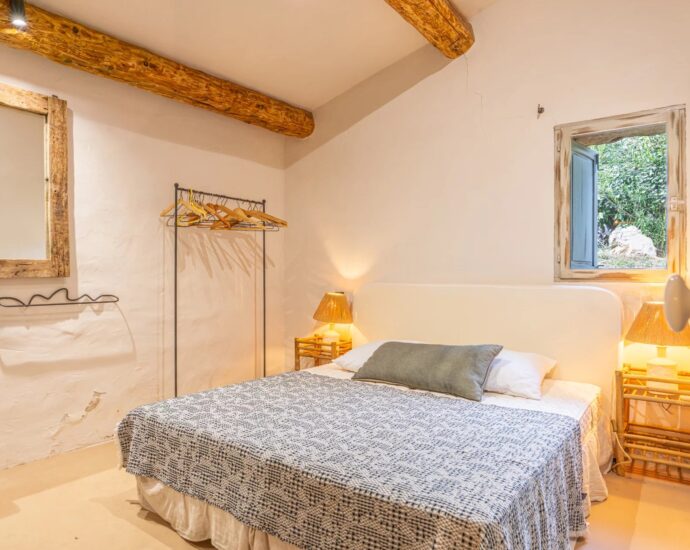 Porto-Vecchio, Piccovaggia, bergerie avec piscine à débordement, 4 chambres, vue dégagée, proche plage de Palombaggia