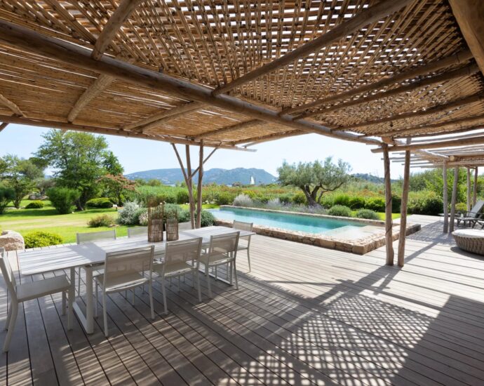 Plage de Cala Rossa, Villa 6 chambres, pied dans l&rsquo;eau, piscine, vue mer, plage à pied