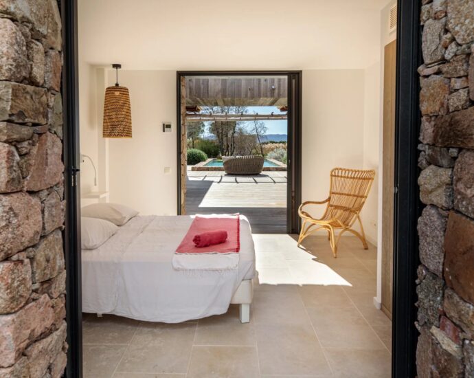 Plage de Cala Rossa, Villa 6 chambres, pied dans l&rsquo;eau, piscine, vue mer, plage à pied