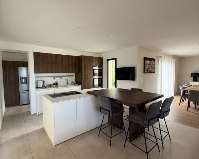 Lecci, Villa contemporaine de plain-pied, vue dégagée, piscine, spa, proche plage