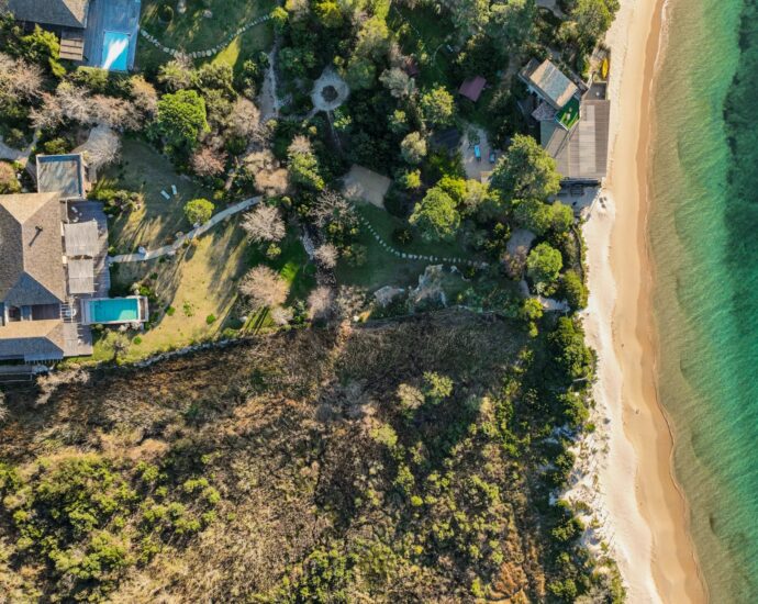 Plage de Cala Rossa, Villa 6 chambres, pied dans l&rsquo;eau, piscine, vue mer, plage à pied