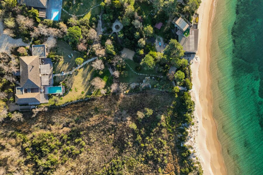 Plage de Cala Rossa, Villa 6 chambres, pied dans l&rsquo;eau, piscine, vue mer, plage à pied