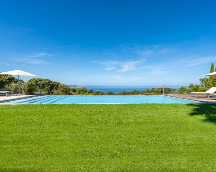 Baie de Calvi, Villa d&rsquo;architecte pour 10 personnes, vue mer panoramique, piscine, proche des plages.