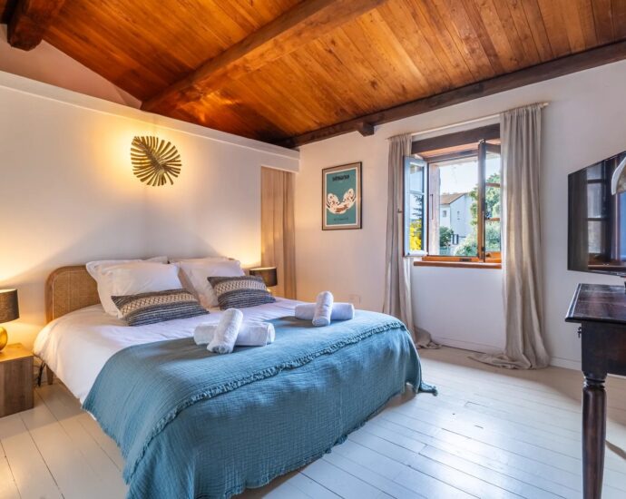 Saint-Florent, villa en pierres, 5 chambres, parc arboré avec piscine, proche plage