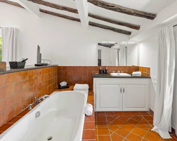 Bonifacio, Piantarella, Panoramic sea view property, 5 bedrooms, heated pool, close to the beach