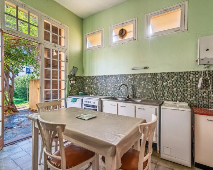 L’Île-Rousse, Town Centre, Manor House to renovate, 10 Bedrooms, Sea view, Walking distance to the beach