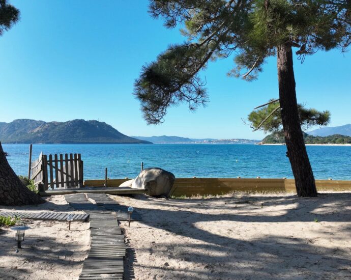 Exceptional, in the Cala Rossa area, 2 semi-detached villas, waterfront