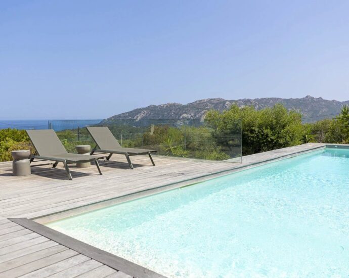 Porto-Vecchio, Santa Giulia, villa d&rsquo;architecte, 4 chambres, piscine, vue mer, proche plage