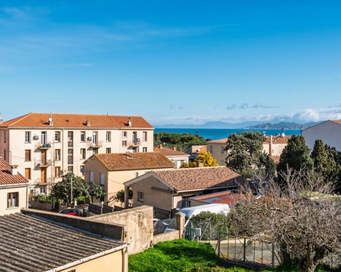 L’Île-Rousse, Town Centre, Manor House to renovate, 10 Bedrooms, Sea view, Walking distance to the beach