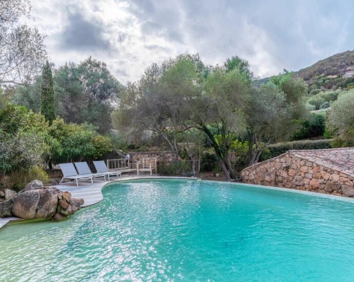 Porto-Vecchio, Piccovaggia, bergerie avec piscine à débordement, 4 chambres, vue dégagée, proche plage de Palombaggia