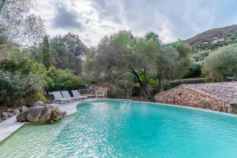 Porto-Vecchio, Piccovaggia, bergerie avec piscine à débordement, 4 chambres, vue dégagée, proche plage de Palombaggia