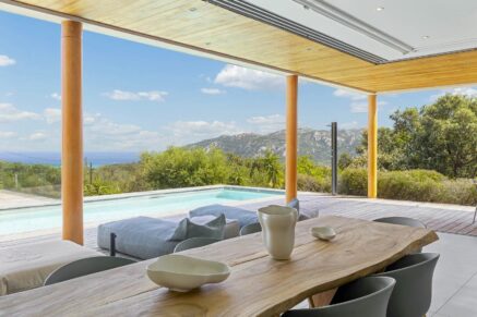 Porto-Vecchio, Santa Giulia, villa d&rsquo;architecte, 4 chambres, piscine, vue mer, proche plage
