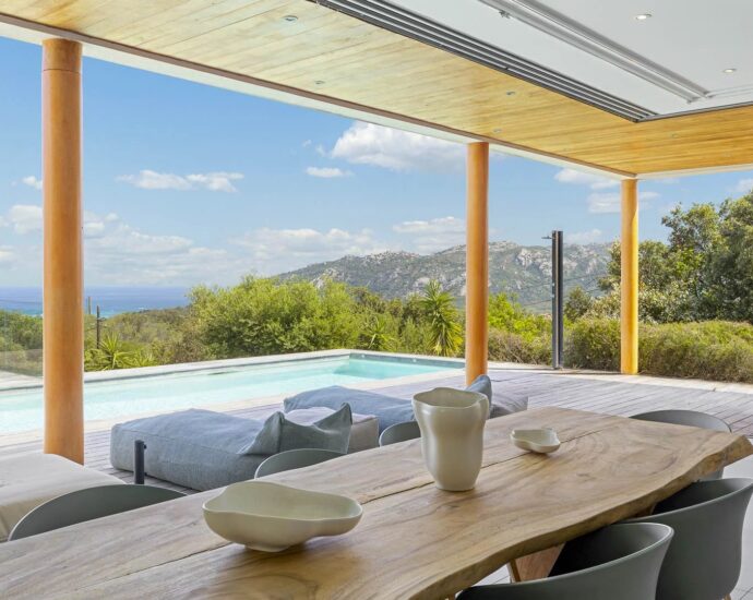 Porto-Vecchio, Santa Giulia, villa d&rsquo;architecte, 4 chambres, piscine, vue mer, proche plage