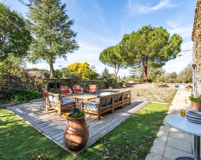 Saint-Florent, villa en pierres, 5 chambres, parc arboré avec piscine, proche plage