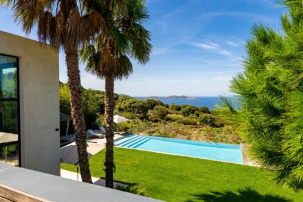 Baie de Calvi, Villa d&rsquo;architecte pour 10 personnes, vue mer panoramique, piscine, proche des plages.