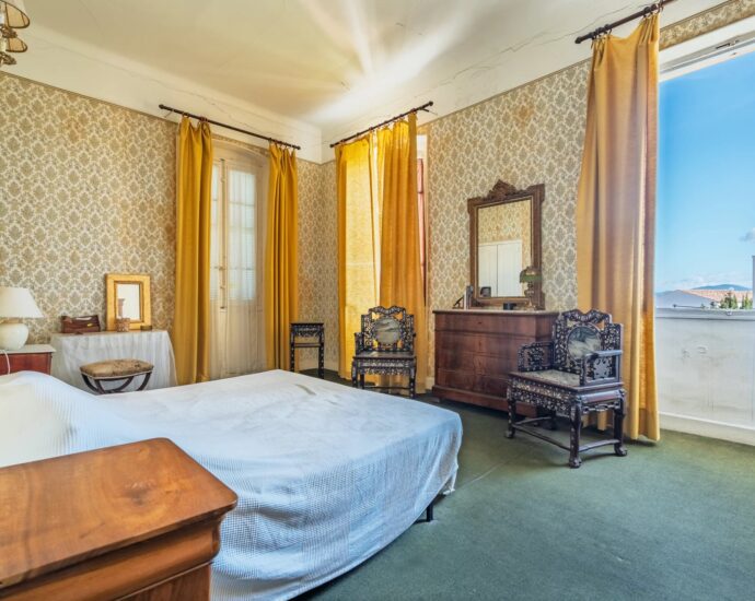 L’Île-Rousse, Town Centre, Manor House to renovate, 10 Bedrooms, Sea view, Walking distance to the beach