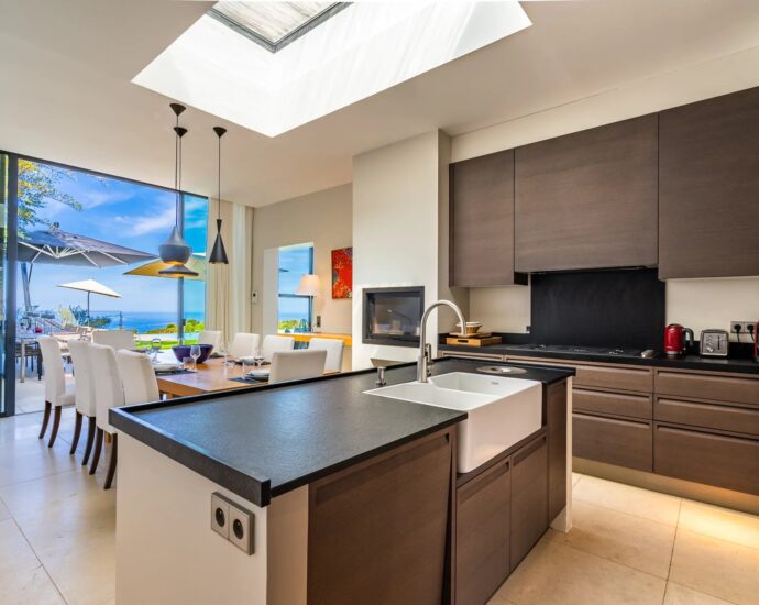 Baie de Calvi, Villa d&rsquo;architecte pour 10 personnes, vue mer panoramique, piscine, proche des plages.