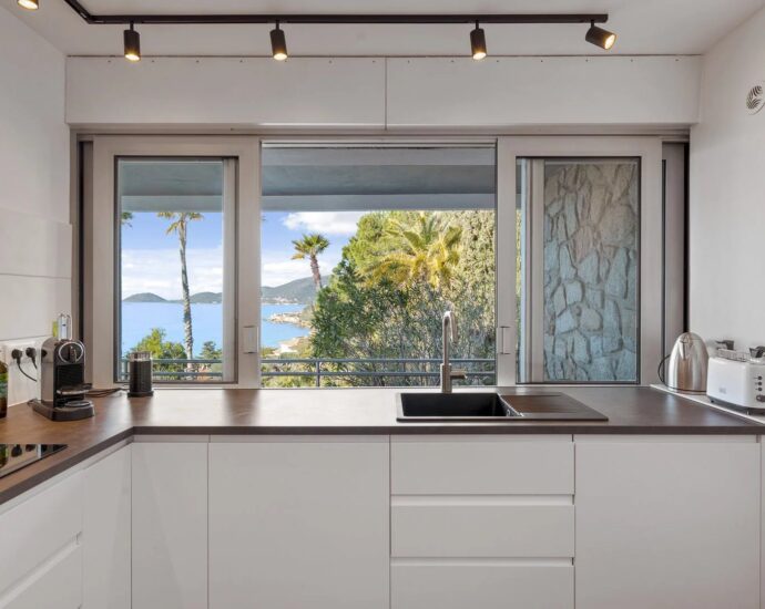 Ajaccio, Route des Sanguinaires, Villa vue mer, 5 chambres, Piscine, plage à pied