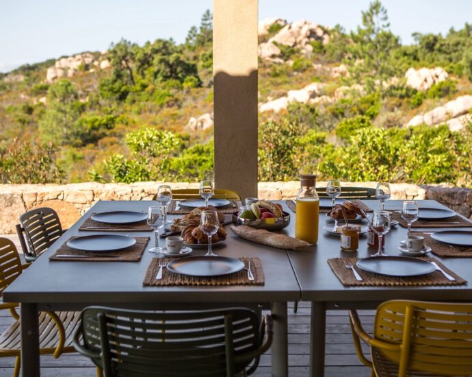 Bonifacio, 6 bedroom villa, panoramic sea view, swimming pool, close to the beach