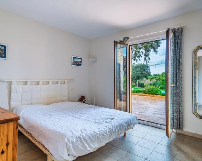 Marine de Davia, 4-bedroom villa with sea view, 100 metres from the beach