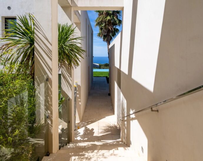 Baie de Calvi, Villa d&rsquo;architecte pour 10 personnes, vue mer panoramique, piscine, proche des plages.