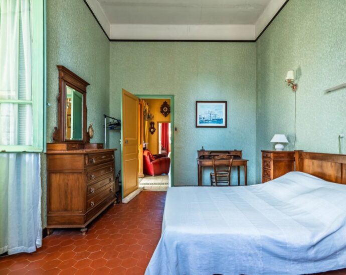 L’Île-Rousse, Town Centre, Manor House to renovate, 10 Bedrooms, Sea view, Walking distance to the beach