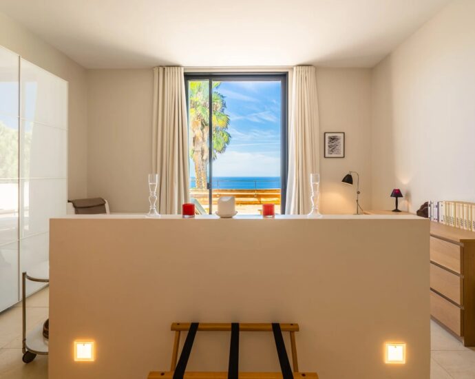 Baie de Calvi, Villa d&rsquo;architecte pour 10 personnes, vue mer panoramique, piscine, proche des plages.